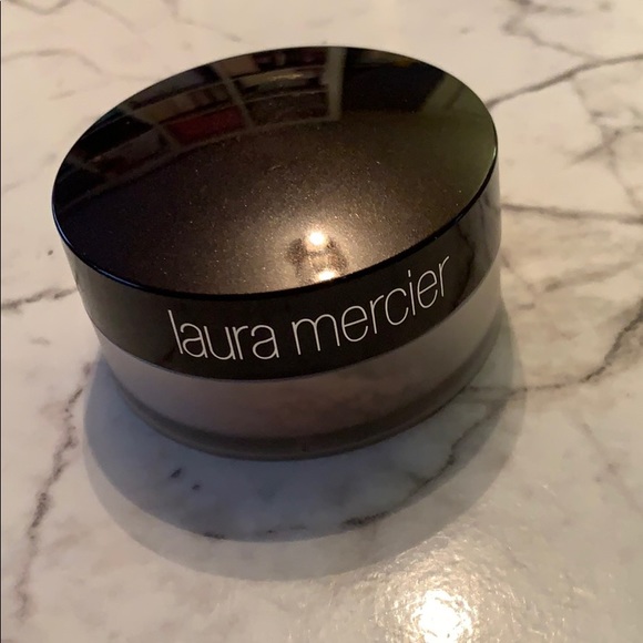Laura Mercier Soft Porcelain Mineral Loose Powder - Picture 3 of 9